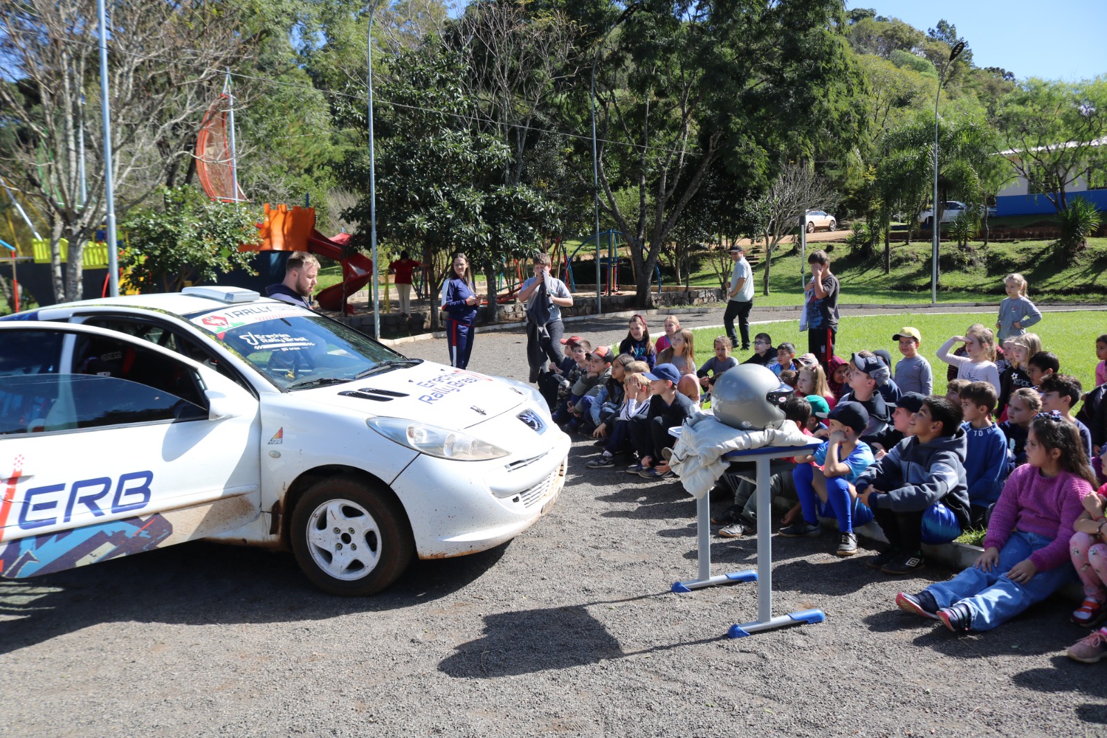 Crianças de oito escolas da região conheceram de perto um carro de rally e aprenderam os segredos da modalidade (Foto: Prefeitura de Áurea)