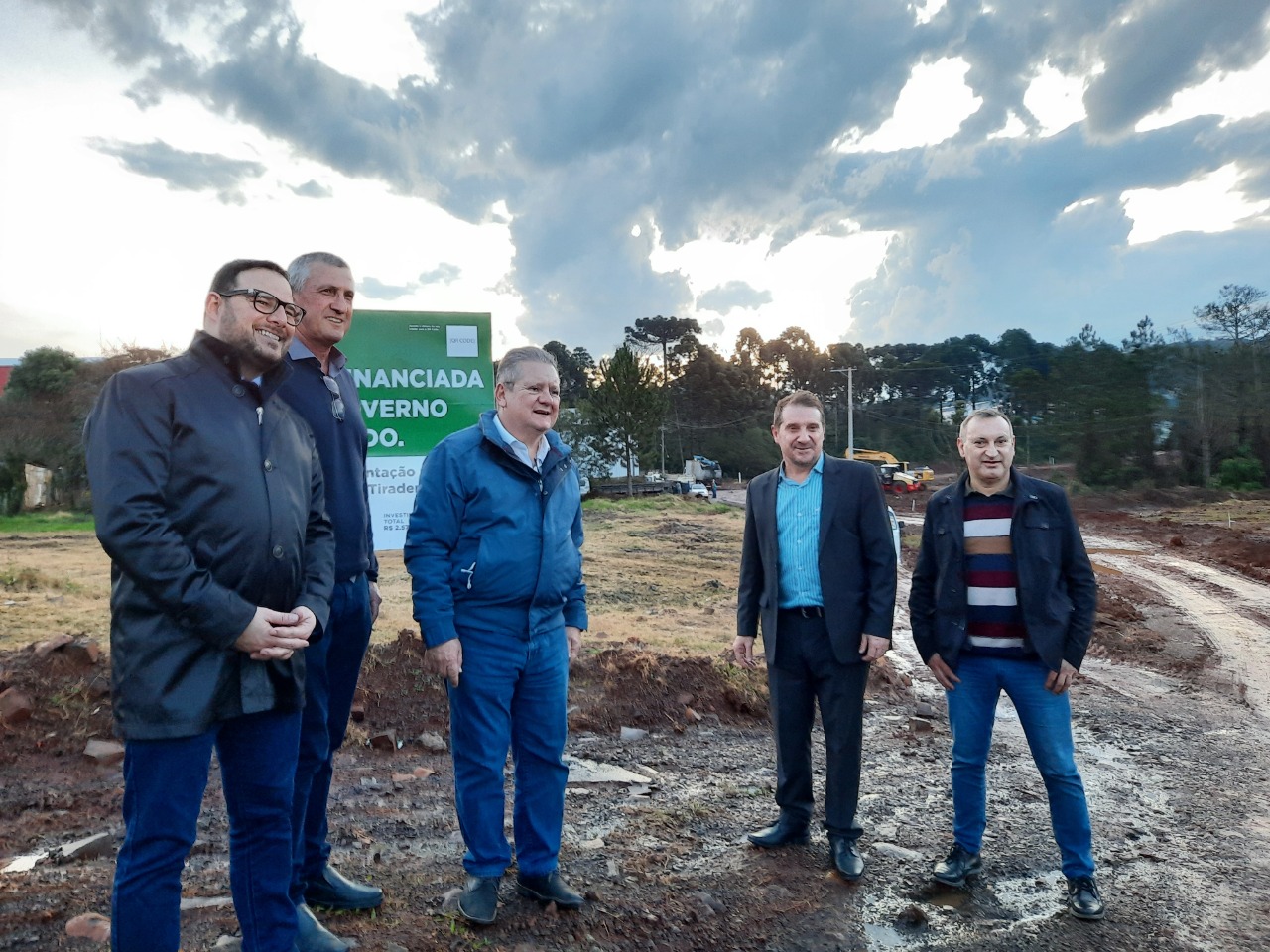   Iniciam obras na avenida Tiradentes que ir?o interligar bairros Cristal, Zimmer e Esperan?a 