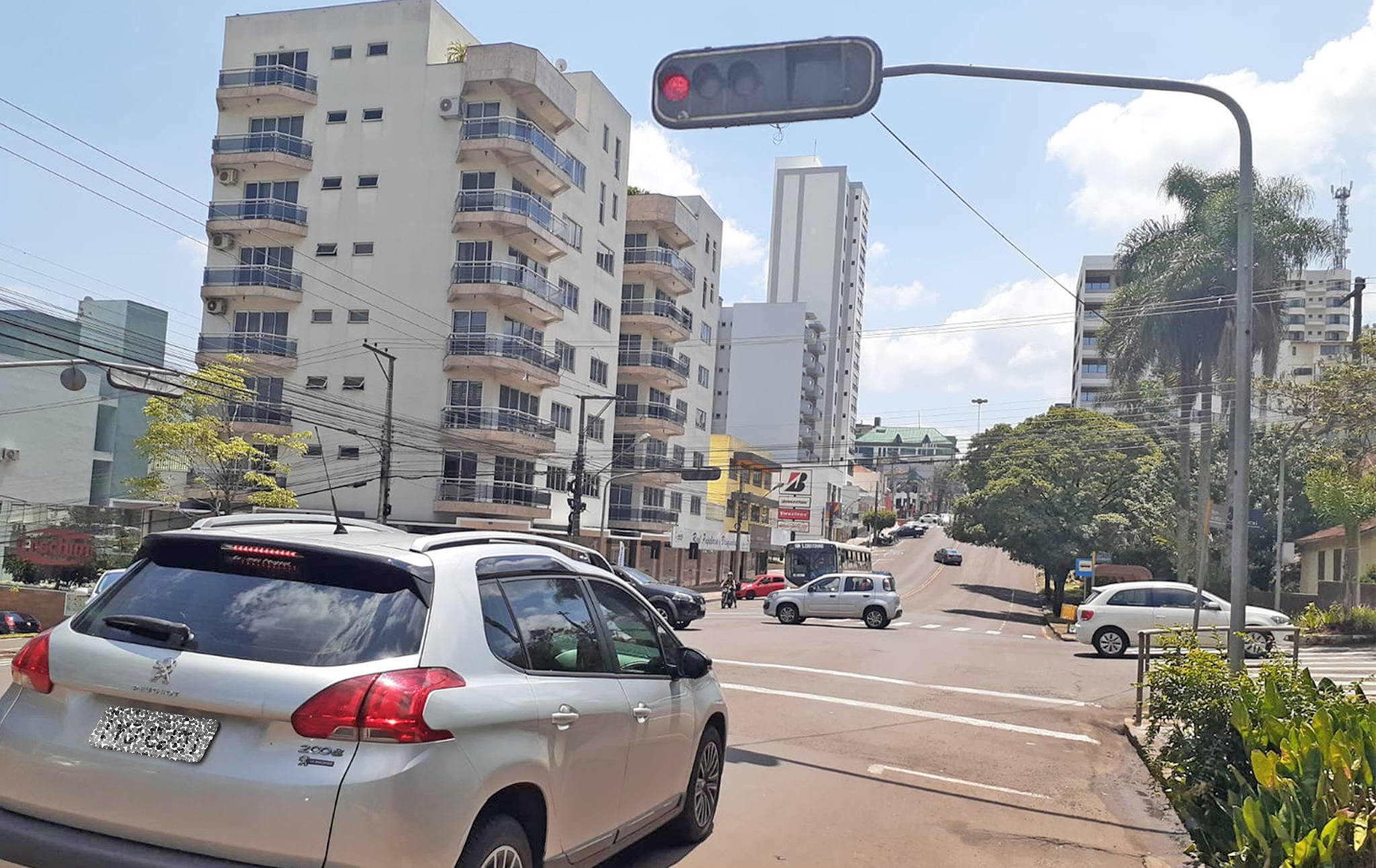  Passar no sinal vermelho pode tirar vidas de pedestres e motoristas 