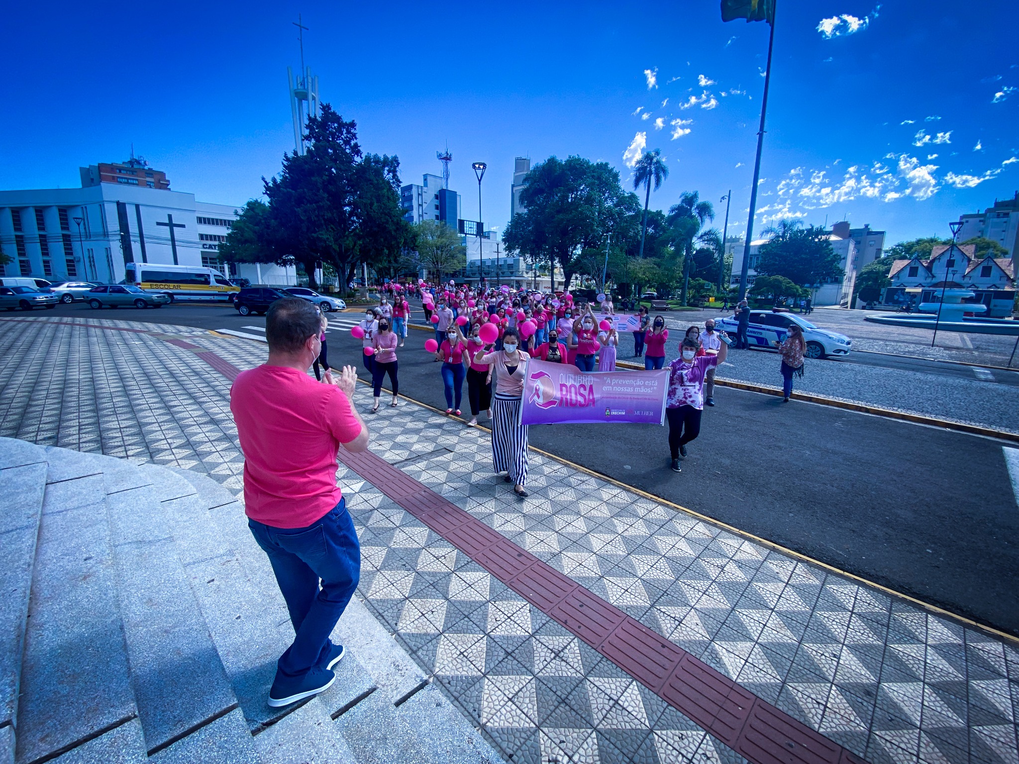  Caminhada marca encerramento de atividades do Outubro Rosa