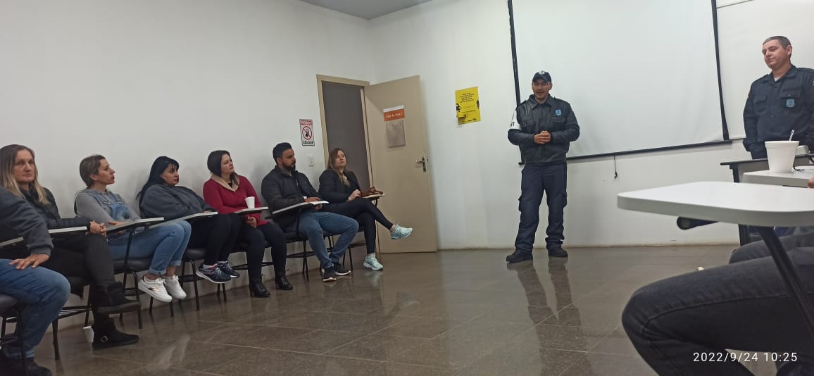  Equipe da Escolinha de Tr?nsito faz palestra para instrutores do CFC Erechim