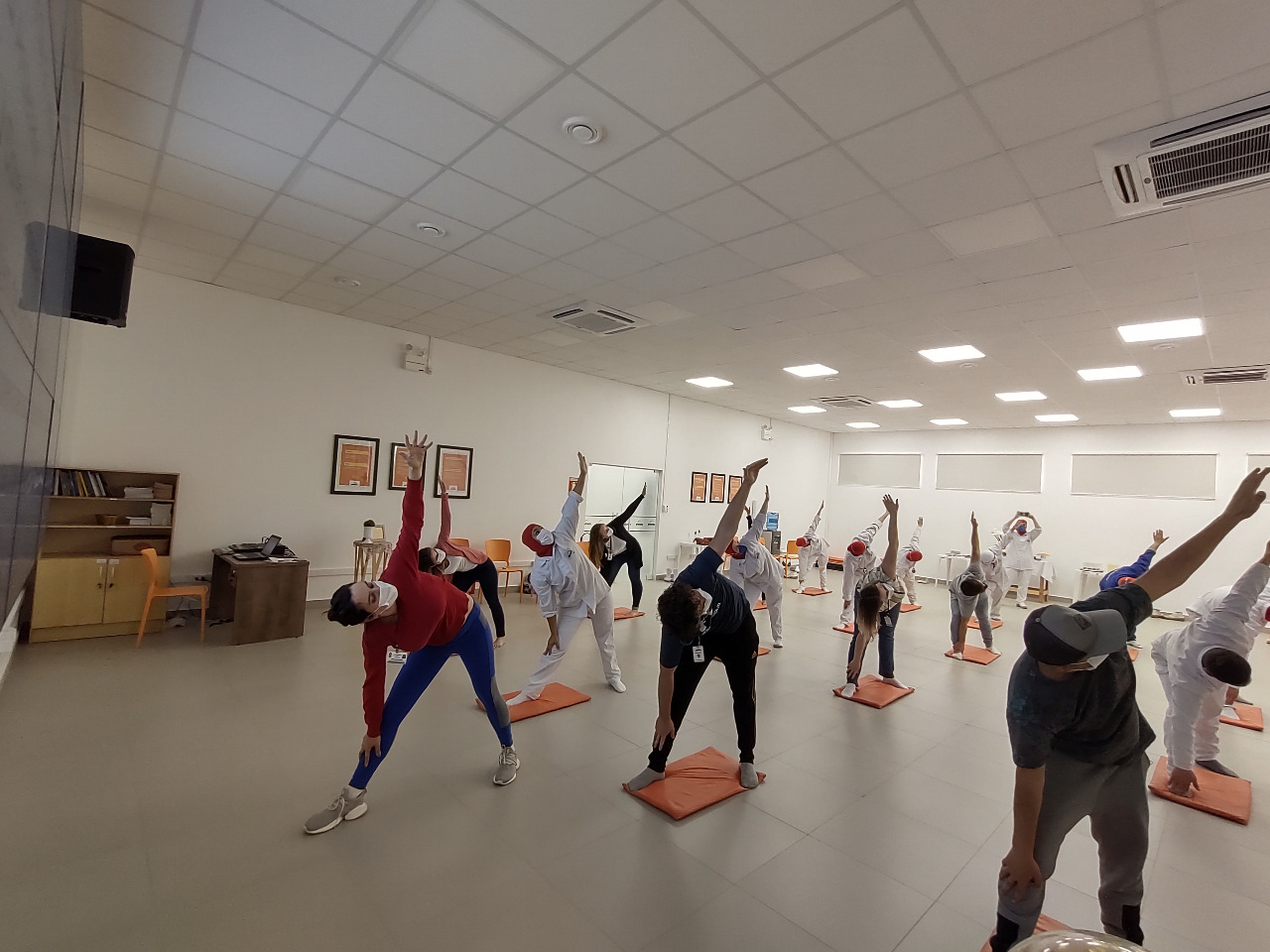  VISAT oferece pr?tica de Yoga para os trabalhadores da Aurora Alimentos 