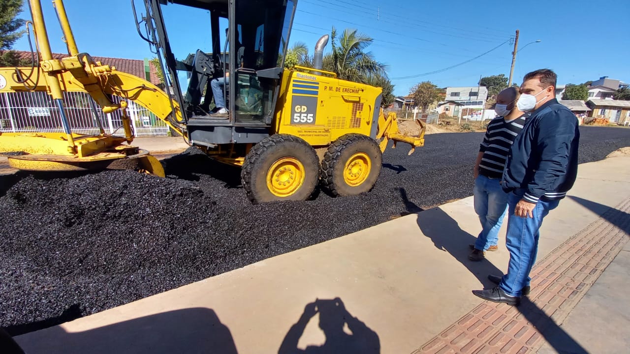  Prefeitura realiza pavimenta??o de trecho da Rua Fortaleza no bairro Copas Verdes