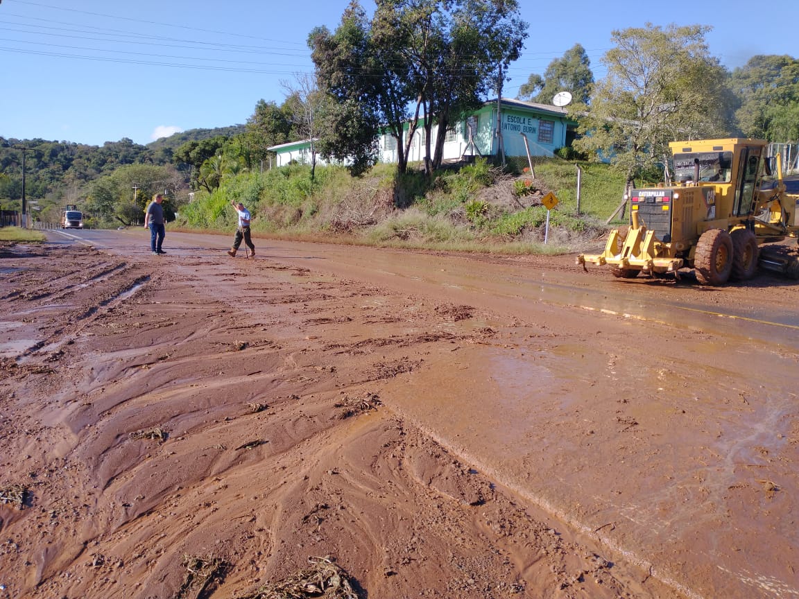  Secretaria de Agricultura, Abastecimento e Seguran?a Alimentar intensifica trabalhos para desobstruir estradas do interior