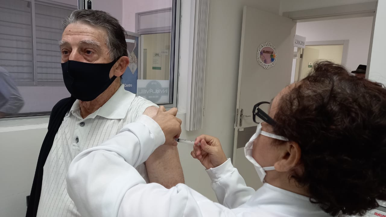  Prefeitura come?a a vacinar idosos de 61 anos contra a Covid  