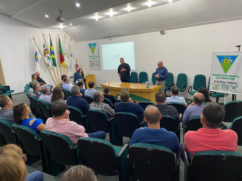 Prefeito e secretário participam de palestra com SENAR no Sindicato Rural 