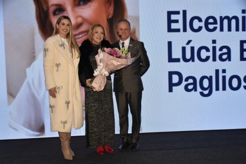 Lucia Pagliosa recebe flores de Káren Brustolin e  Darlan Dalla Roza