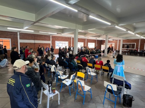 Oito palcos com apresentações neste domingo no E