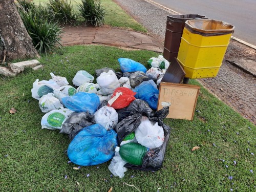 Secretaria de Meio Ambiente realiza a??o educativa contra o descarte irregular de lixo nos Canteiros Centrais 