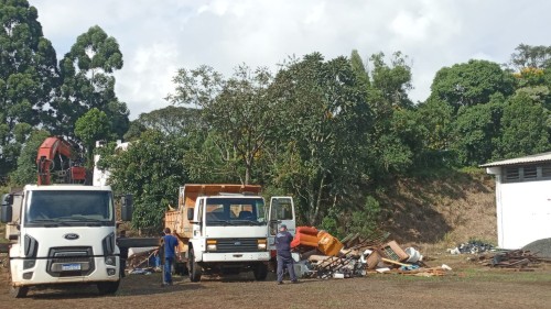 15 cargas de caminh?o s?o recolhidas no Mutir?o Contra ? Dengue