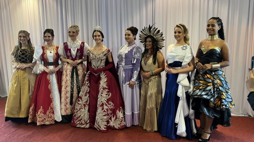 Evento de apresenta??o dos trajes oficiais da Corte da Frinape 2024 destaca glamour e tradi??o