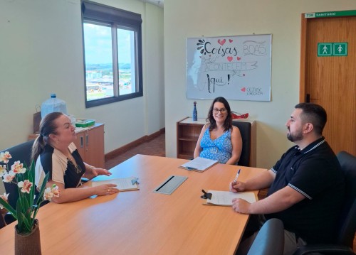 Defesa Civil e voluntários falam com escoteiros sobre trabalhos nas cidades atingidas pelas enchentes 