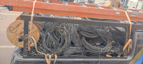 1.350 quilos de cabos sem utilidade s?o retirados das ruas It?lia e Porto Alegre 