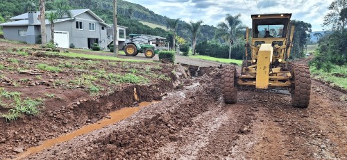 Prefeitura trabalha para recuperar estradas, pontes, pontilh?es e bueiros    