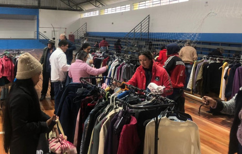 Varal Solid?rio entrega mais de 1 mil pe?as de roupas no Bairro Progresso