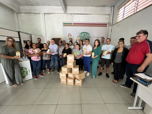 Mais de 2,8 mil pessoas beneficiadas com doa??o de suco feita pelo CECAFES ao Mesa Brasil