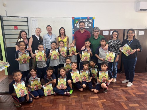 Estudantes das Escolas Municipais recebem livro liter?rio infantil pelo Dia das Crian?as 