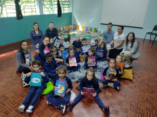 Projeto Sacola Liter?ria promove conta??o de hist?rias e doa??o de livros na Escola Municipal Paiol Grande